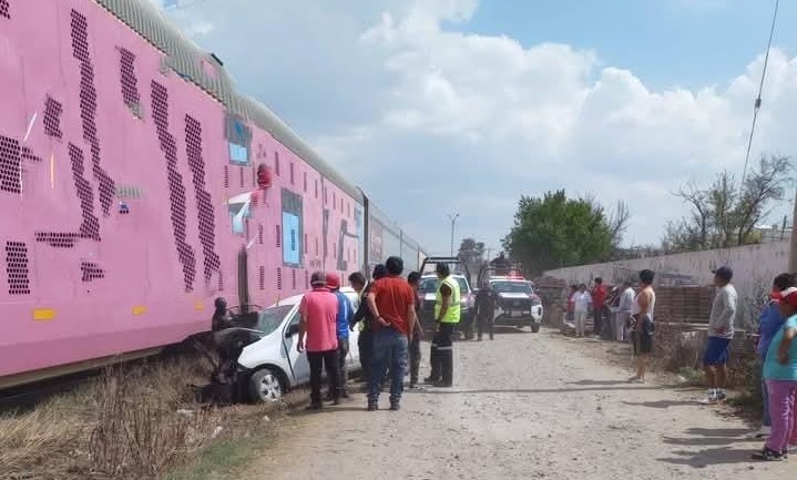 Queda prensada al intentar ganarle el paso al tren en Lara Grajales