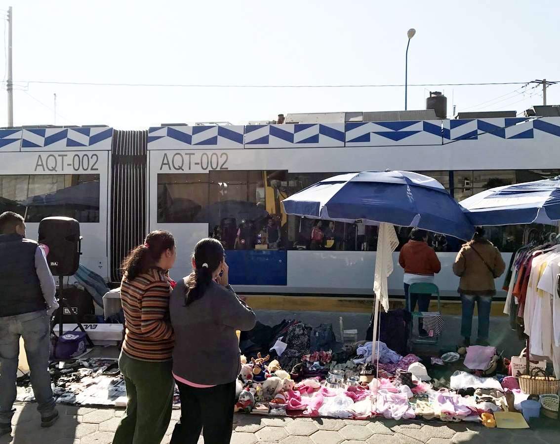 Instalan tianguis a 2 metros del Tren Turístico Puebla-Cholula