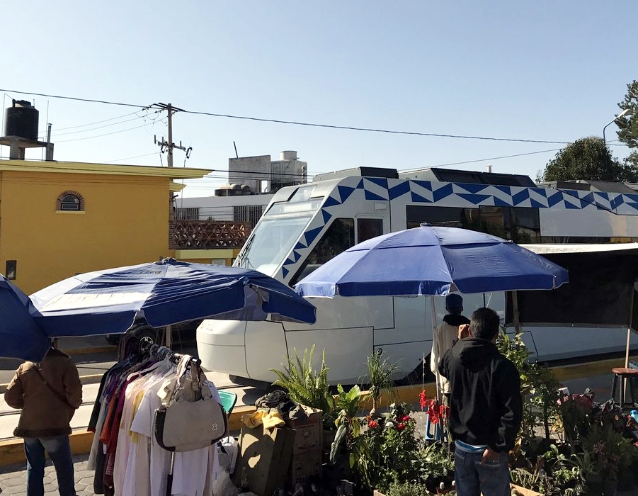 Instalan tianguis a 2 metros del Tren Turístico Puebla-Cholula