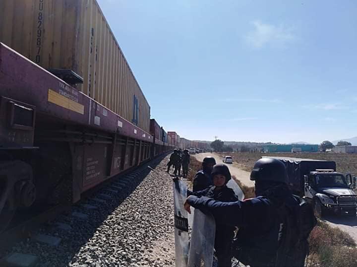 Con todo y vigilancia, pobladores saquean tren en Cañada 