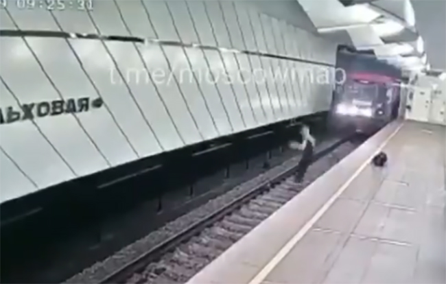 VIDEO Joven se arroja a las vías del metro y de milagro sobrevive