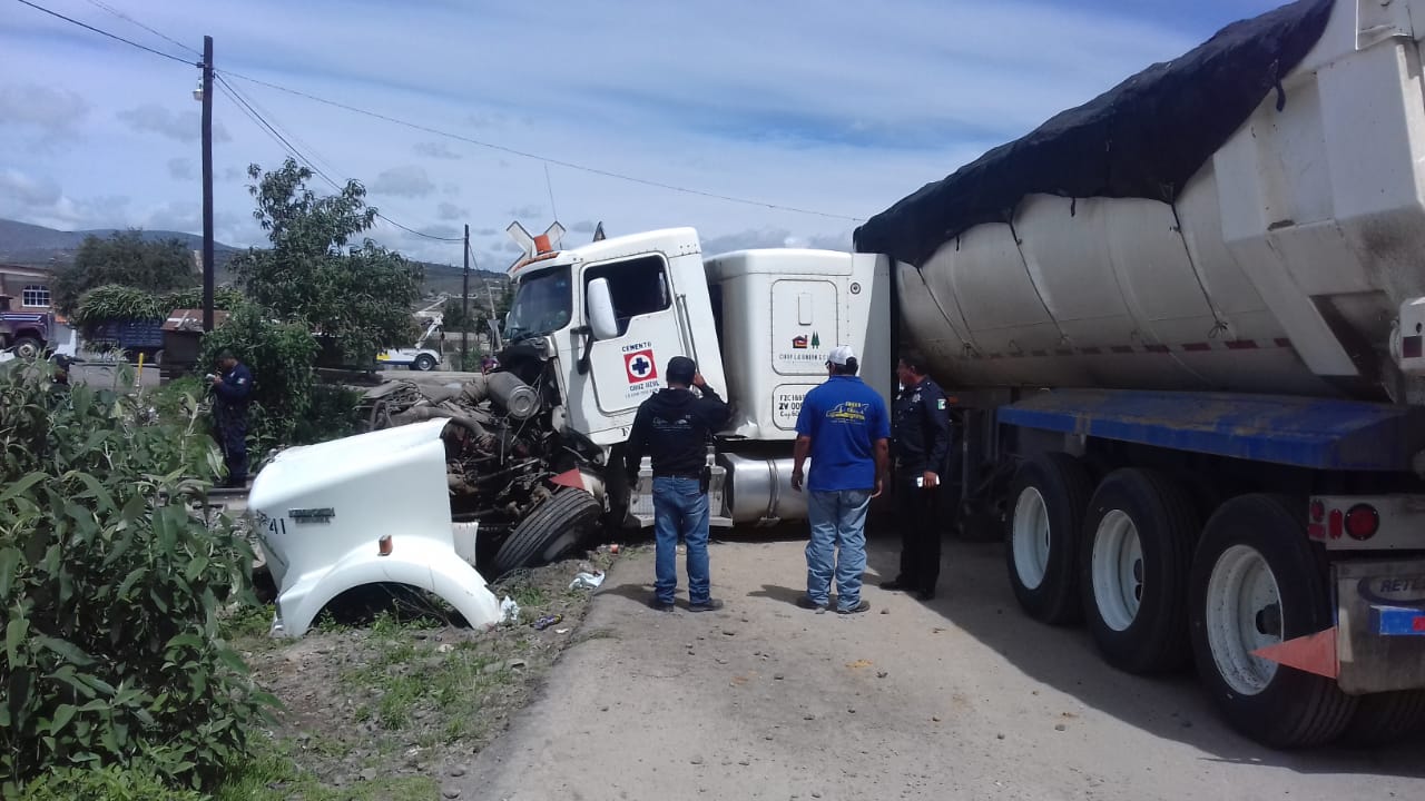 Tren se lleva tractocamión cargado con cemento en Cañada Morelos