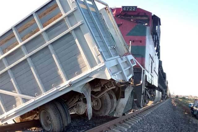 Tren embiste a camioneta con contenedores para combustible