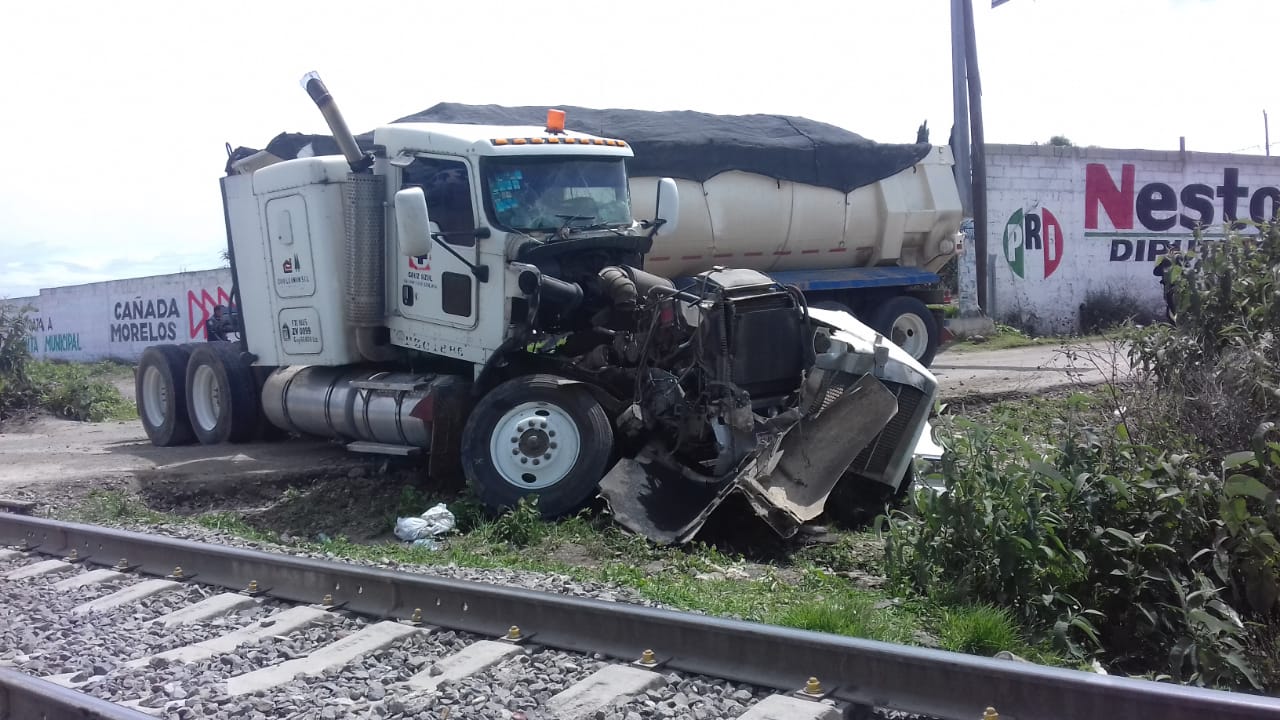 Tren se lleva tractocamión cargado con cemento en Cañada Morelos