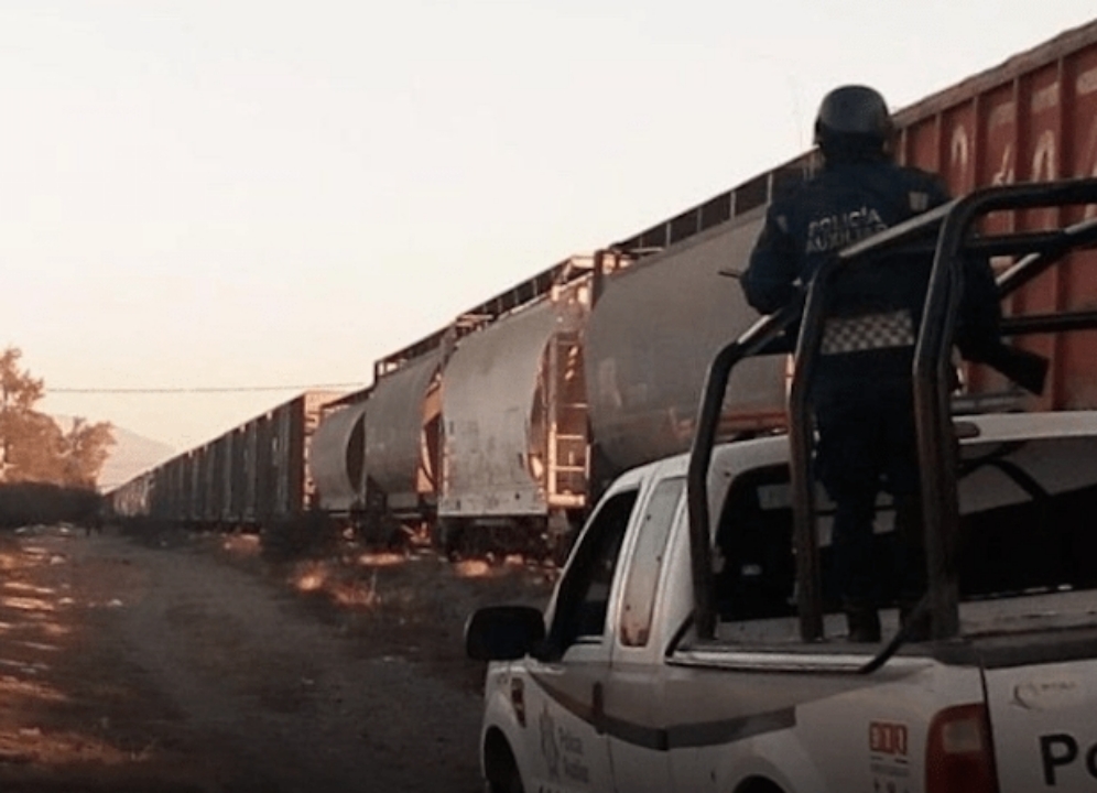 Saquean frente a policías tren cargado con cemento en Tepeaca