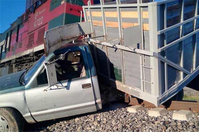 Tren embiste a camioneta con contenedores para combustible