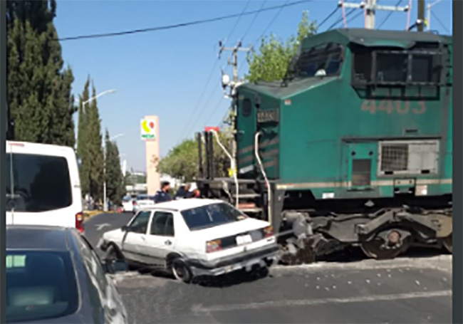 Tren se lleva Jetta en la capital poblana