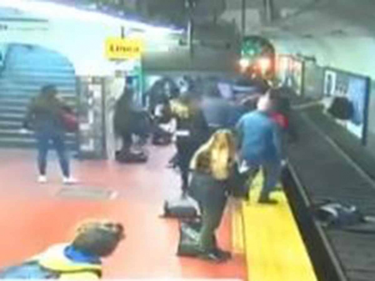 VIDEO Se desmaya y al caer avienta a mujer a vías del metro