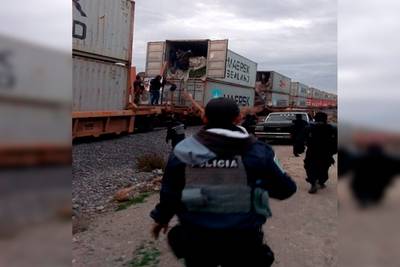 Burlan policías y frente a ellos saquean tren en Cañada Morelos