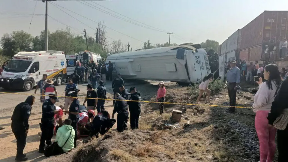 VIDEO Tren embiste autobús en Hidalgo y deja una persona muerta