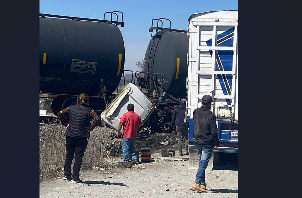 Chocan tractocamión y tren en Cañada Morelos