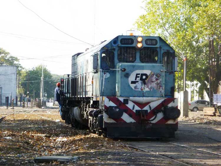 Automóvil es embestido por La Bestia; chofer no alcanzó a frenar