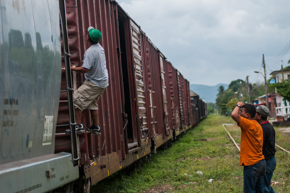 Hondureño se destroza las piernas al caer del tren