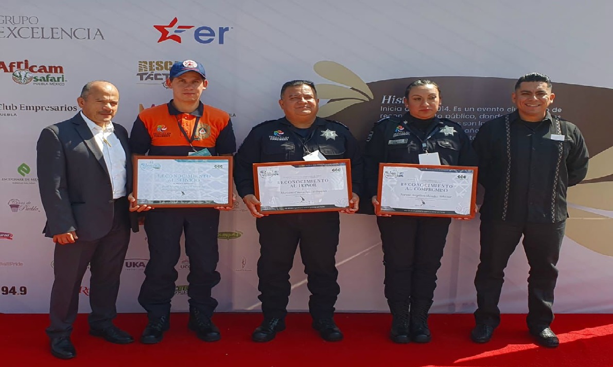 Reconoce CCE a tres policías municipales de Teziutlán