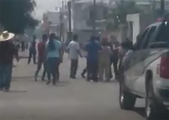 VIDEO Vecinos se pelean con policías por despensas del gobierno estatal en Atoyatempan 