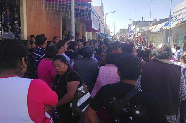 Enfrentamiento de comerciantes y policía deja 30 detenidos en Tehuacán