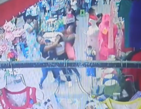 Riña entre comerciantes ambulantes en el centro de Tehuacán genera suspensión de 7 de ellas