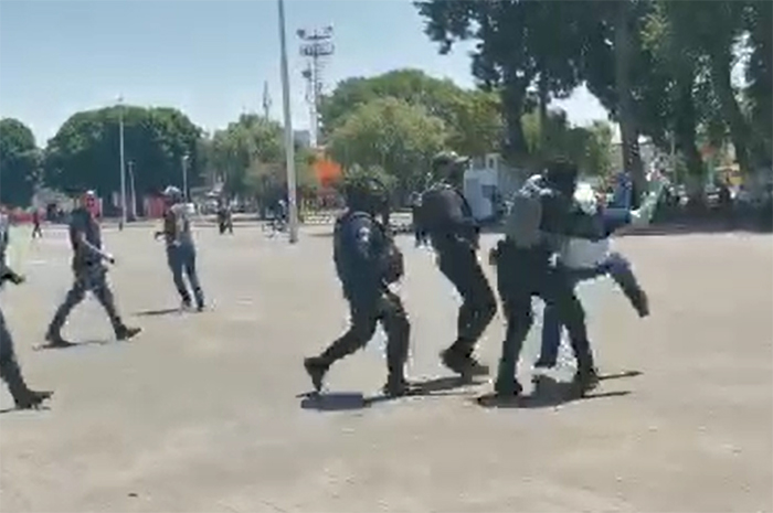 VIDEO Protesta termina en trifulca entre antorchistas y policías de Huejotzingo