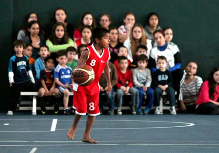 Niños triquis basquetbolistas jugarán contra equipo de Zacapoaxtla