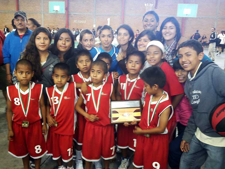 Niños triquis basquetbolistas jugarán contra equipo de Zacapoaxtla