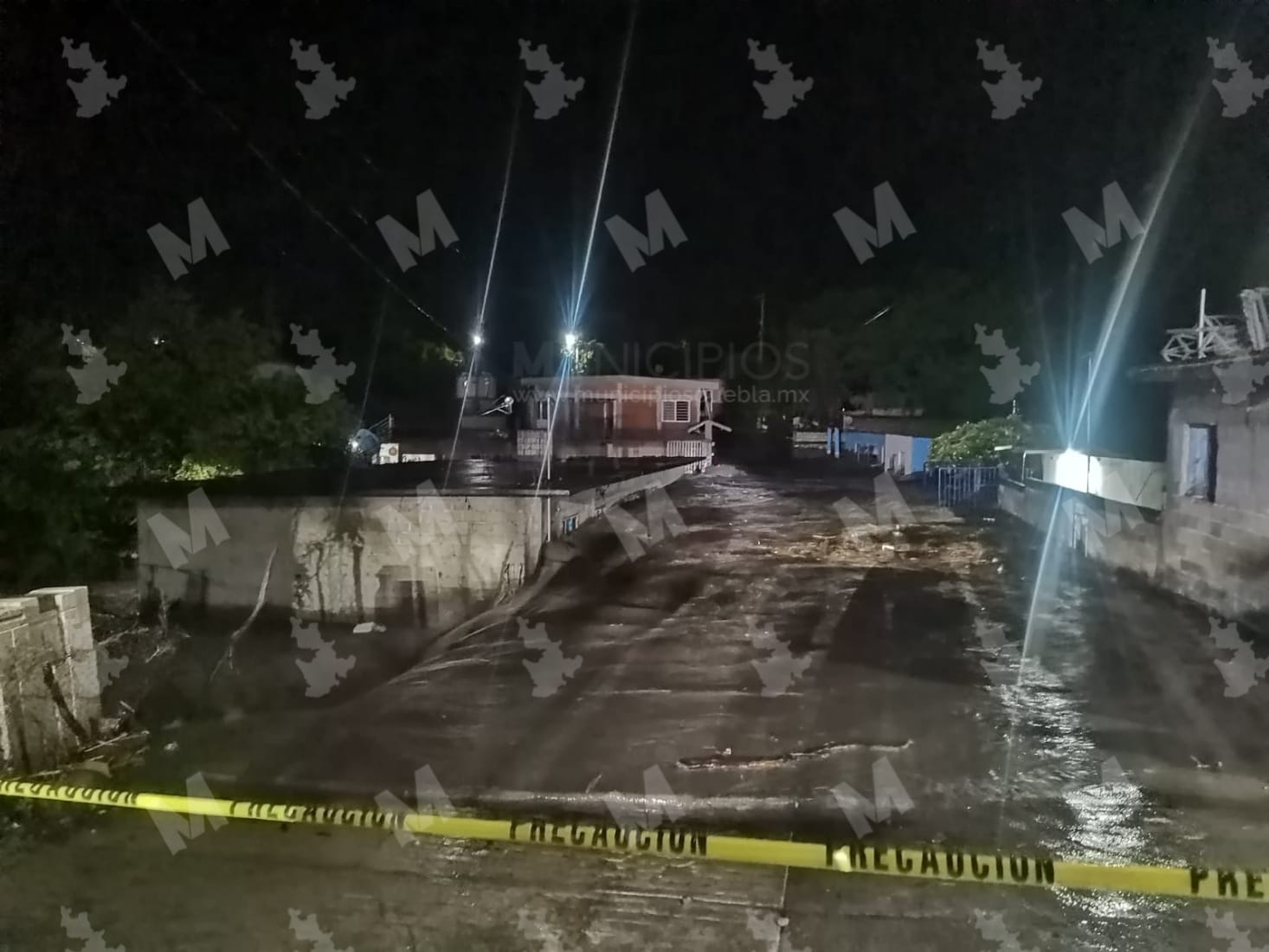 Atrapados y 70 familias afectadas dejó tromba en Tepeojuma e Izúcar