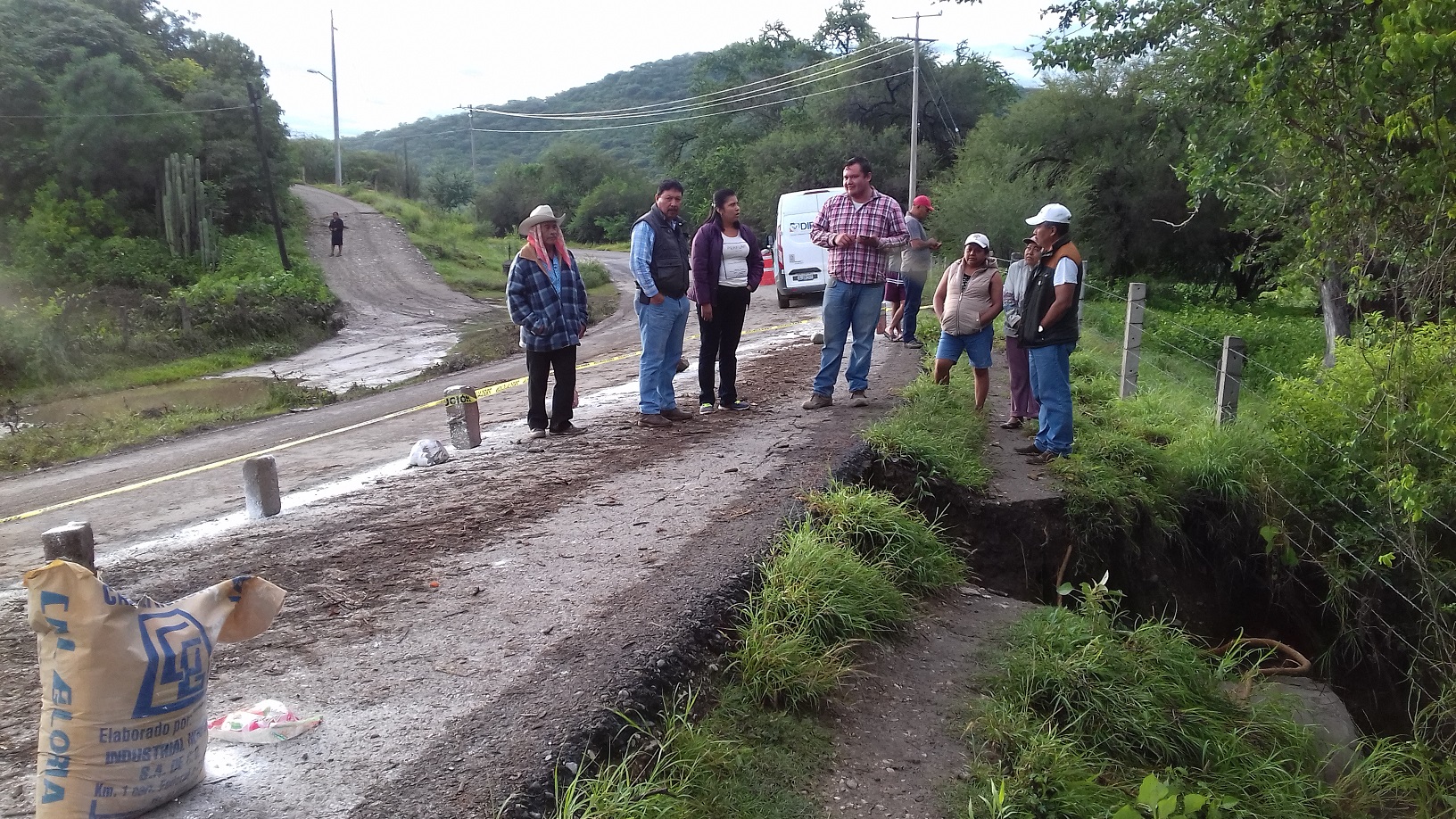 Tromba derriba muro de escuela y colapso de alcantarillado en Acatlán