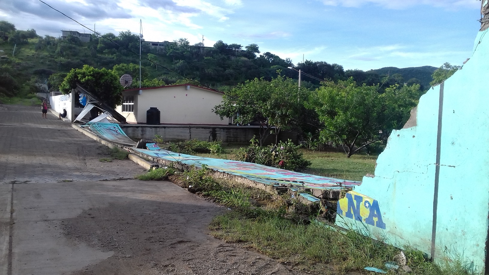 Tromba derriba muro de escuela y colapso de alcantarillado en Acatlán