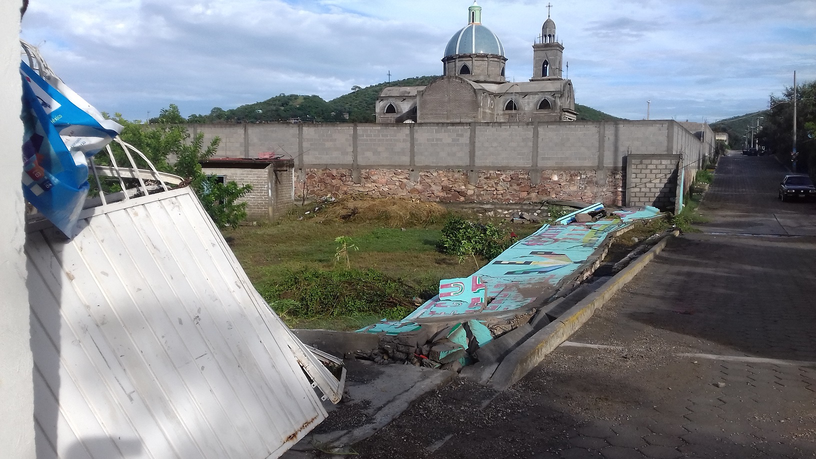 Tromba derriba muro de escuela y colapso de alcantarillado en Acatlán