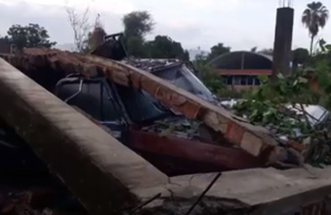 Tromba deja daños materiales a clínica de salud en Chietla