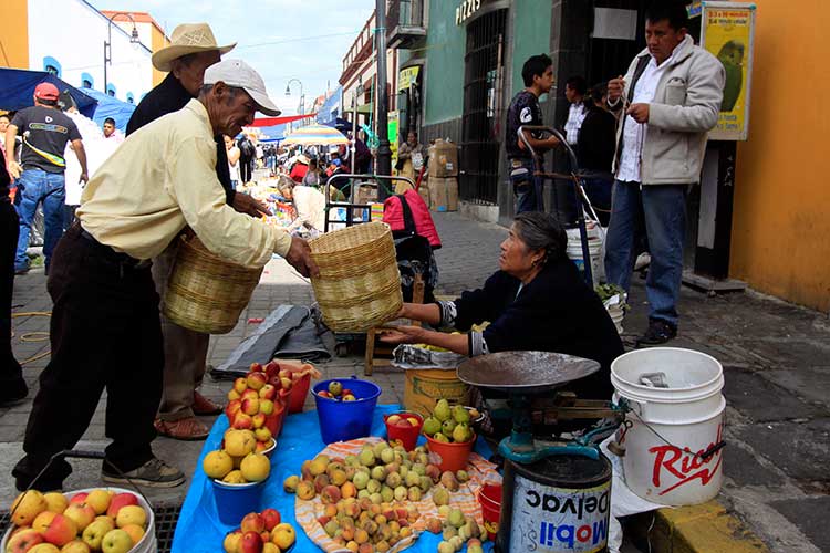 Celebra San Pedro Cholula el tradicional Trueque en la plaza de la Concordia