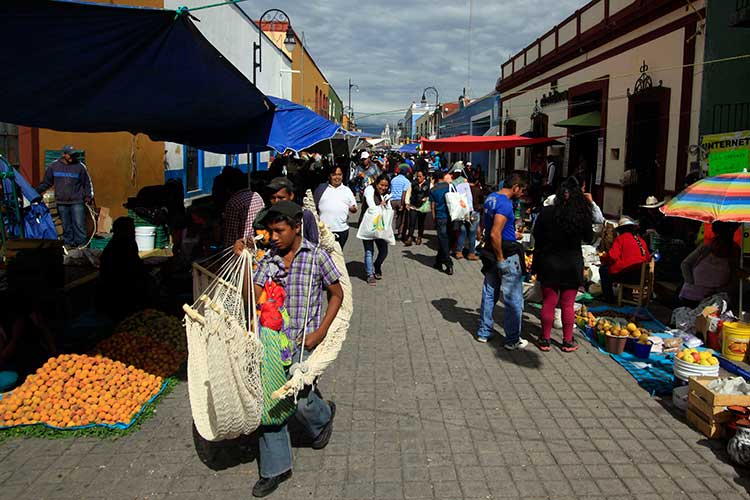 Celebra San Pedro Cholula el tradicional Trueque en la plaza de la Concordia