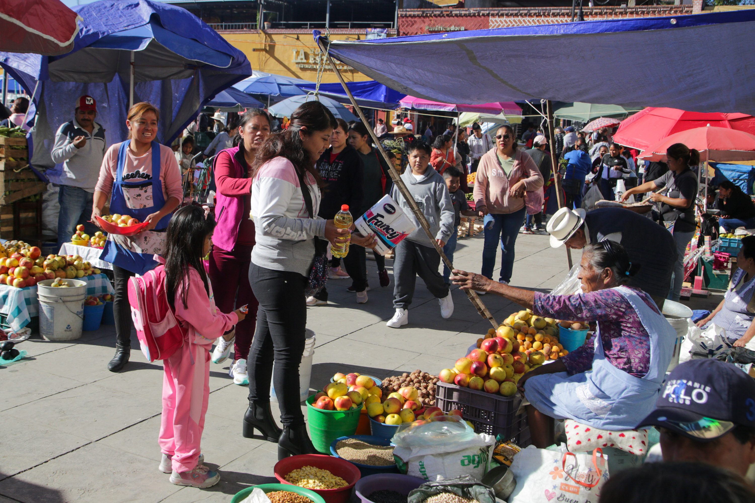 Políticos se placean en el trueque de San Pedro Cholula de cara al 2024