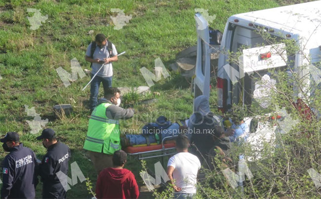 Tsuru se sale del Periférico y cae varios metros rumbo a Valsequillo