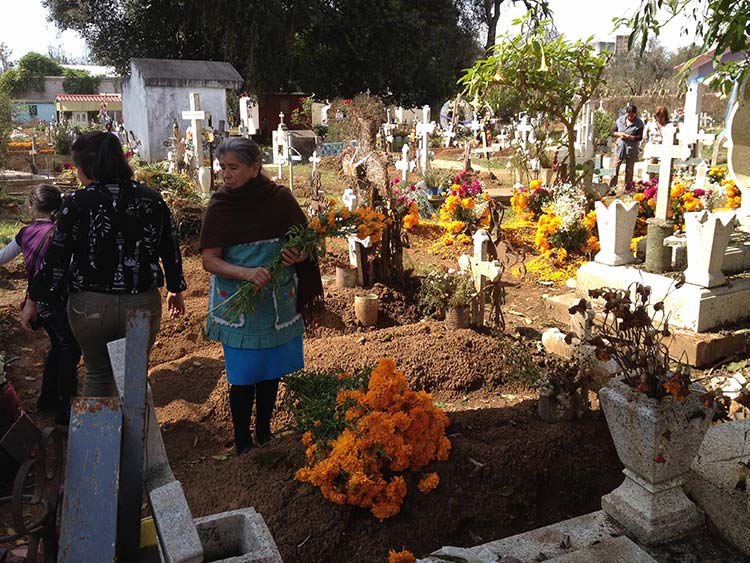 Covid19 rompe tradición de velar a muertos en panteones de Tlacotepec