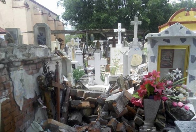 Familias abandonan tumbas en el panteón municipal de Izúcar