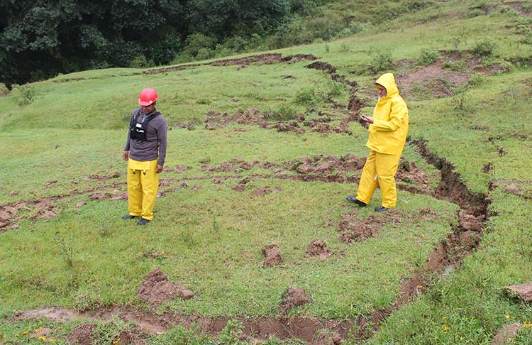 Se agrieta cerro en Zacapoaxtla por intensas lluvias