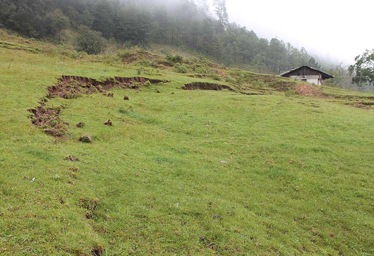 Se agrieta cerro en Zacapoaxtla por intensas lluvias