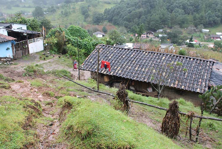 Se agrieta cerro en Zacapoaxtla por intensas lluvias