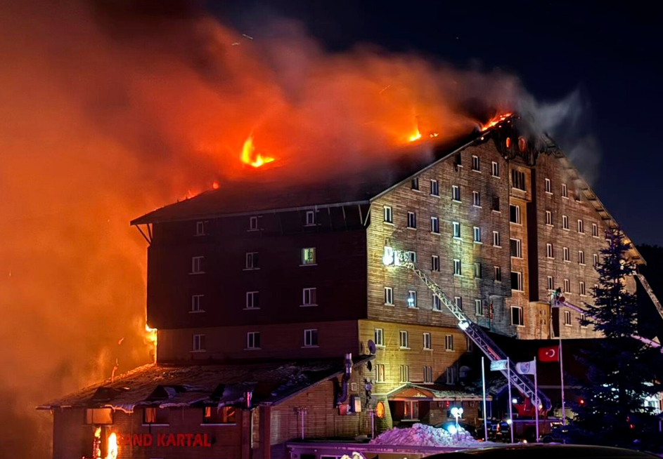 Mueren 76 personas tras incendio en un resort turístico de Turquía