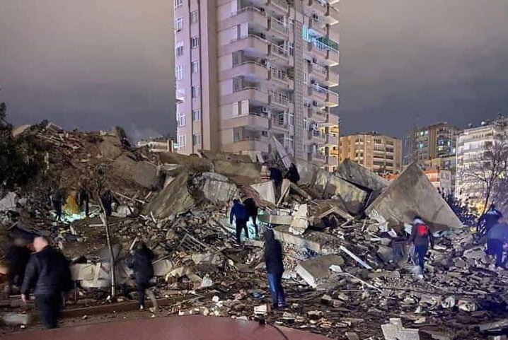 Sismo magnitud 7.8 azota Turquía; se sintió en 14 países
