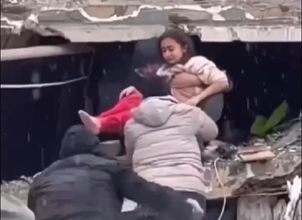 Buscan a contrarreloj rescatar a sobrevivientes de sismo en Turquía