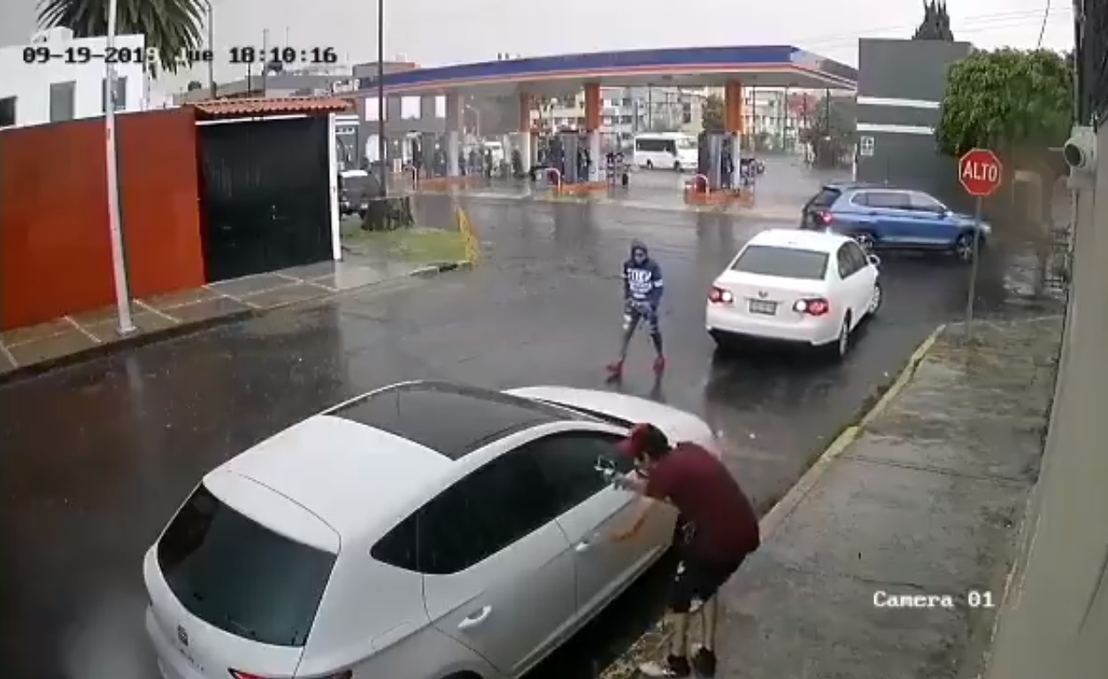 VIDEO Roban Seat en 15 segundos frente a gasolinera en Xonaca