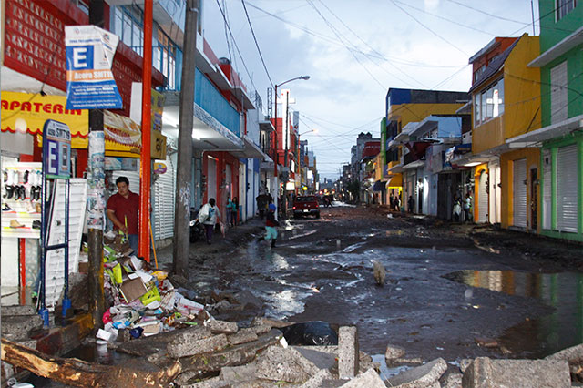 Falta de colector y toneladas de basura inundaron Texmelucan