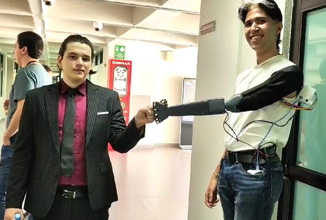 ¡Increíble! Egresado de la UAG diseñó una prótesis robótica para su mejor amigo  