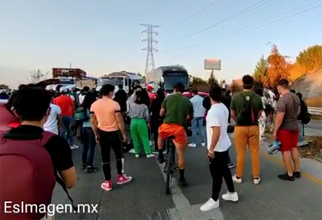 Estudiantes UDLAP bloquean recta a Cholula y Periférico