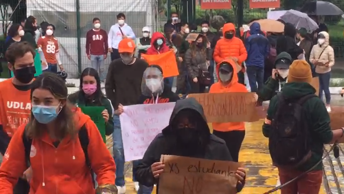 VIDEO Estudiantes Udlap exigen retiro de policías armados