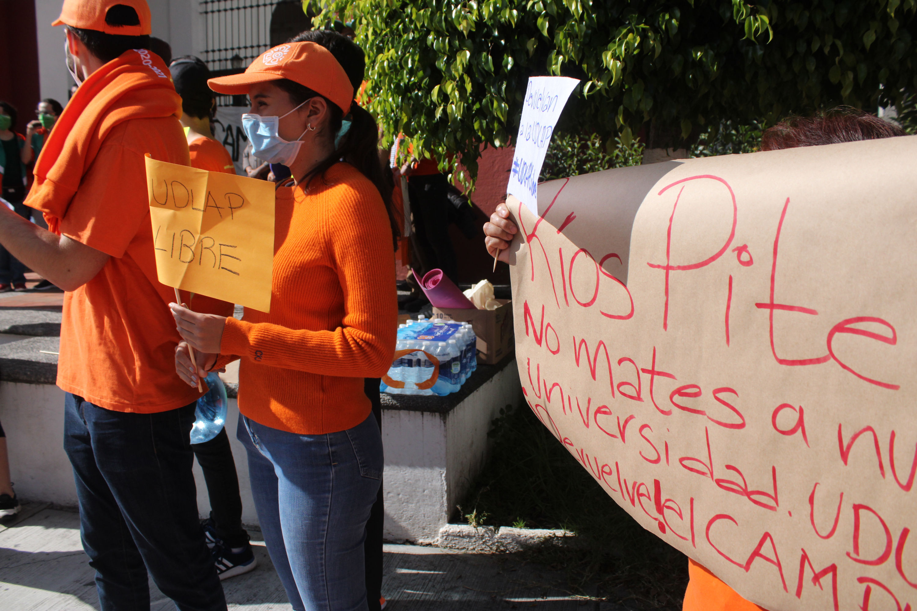 Estudiantes de la Udlap exigen salida de Ríos Piter