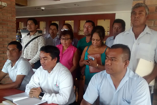 Auxiliares se lanzan contra alcalde de Xicotepec por inseguridad