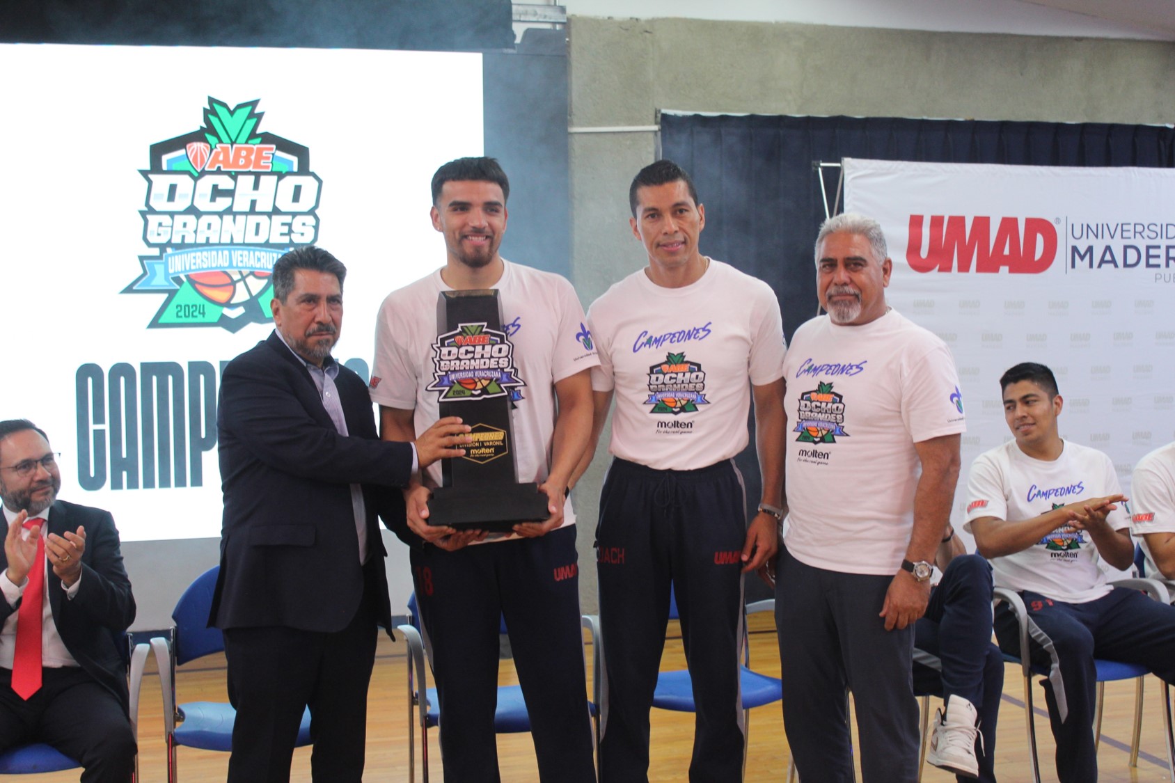 Tigres Blancos entrega trofeo de campeón nacional de la Liga ABE