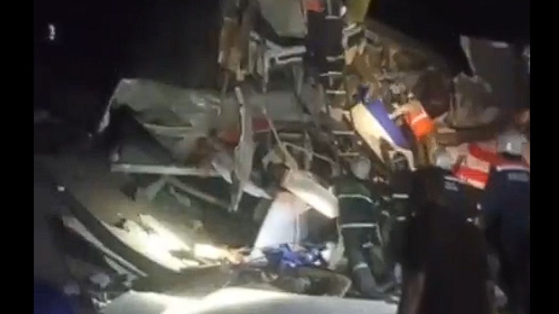 En Rusia colapsa puente vehicular sobre tren de pasajeros; hay 7 muertos y 69 heridos